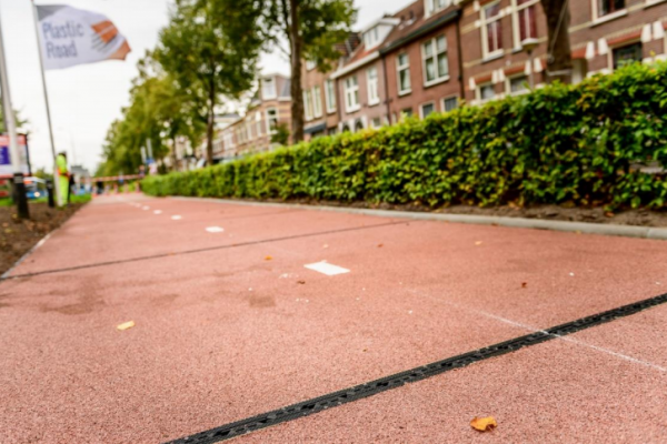 世界上第一条智能塑料自行车道在荷兰建成(图2)